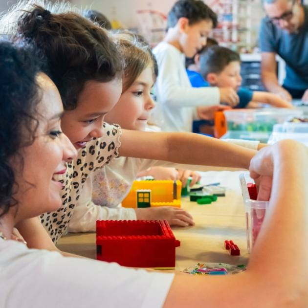 Construction et découverte dans un atelier Bricks Factory